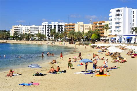 Conoce la animada vida nocturna de Santa Eulalia del Río